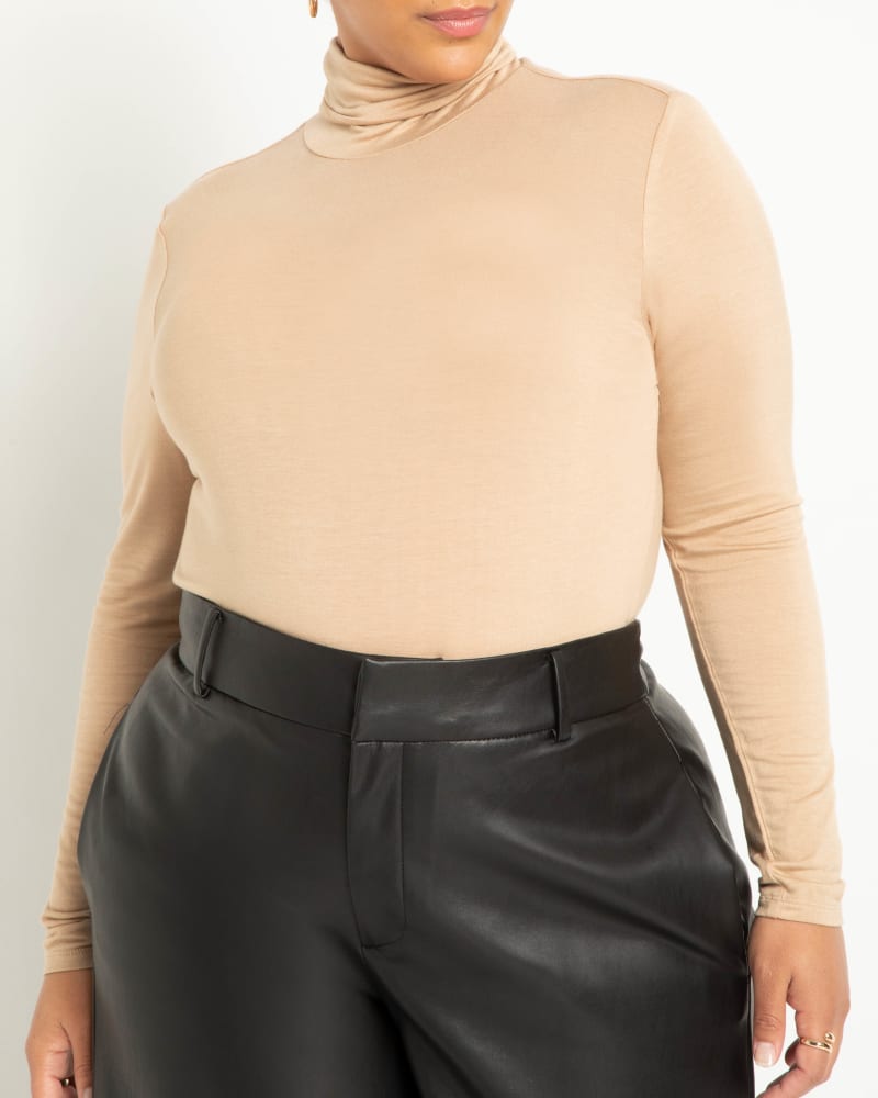 Front of a model wearing a size 14/16 Dionne Layering Turtleneck in Sesame by ELOQUII. | dia_product_style_image_id:236255